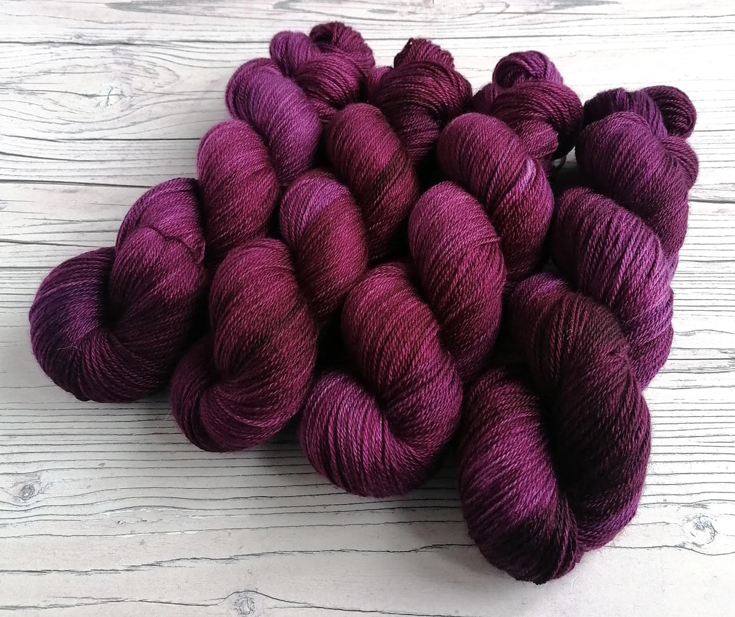 Nion (Ash) on a choice of yarn bases.